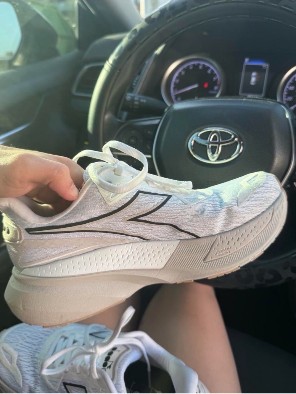 Diadora Núcleo 2 Women’s White Athletic Running Shoes with Black Accents